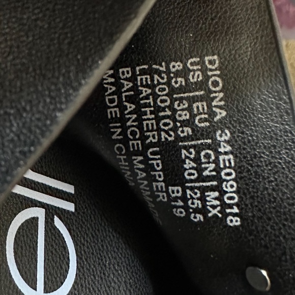 Calvin Klein - Picture 3 of 6